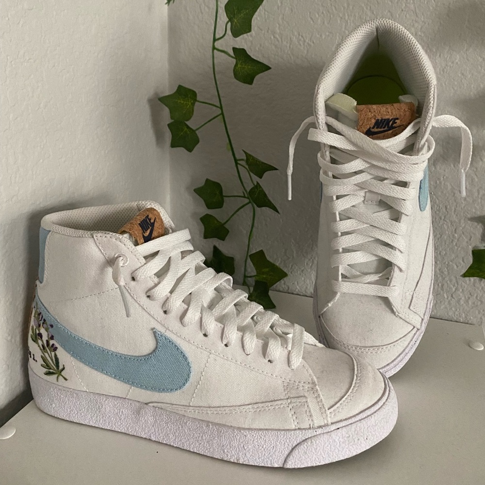 Nike Blazer Mid ‘77 Indigo Flowers Womens Size 7 White Blue Cork